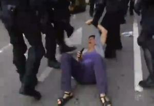 Plaza Cataluña mujeres agredidas por la policia