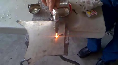 MAQUINA DE SOLDAR UTILIZANDO HIDROGENO OBTENIDO DE UNA BOTELLA DE AGUA