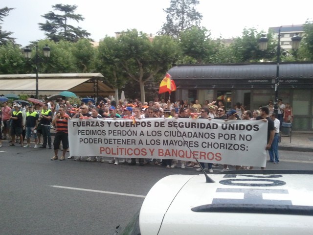 Policías piden perdón… “por no poder detener a los mayores chorizos: políticos y banqueros” 